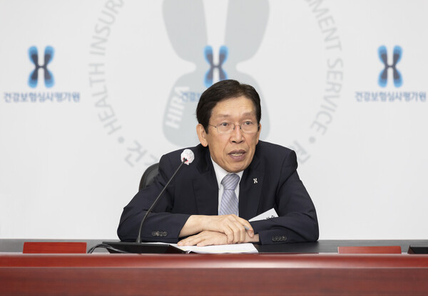 Lee Jin-soo, chairperson of the Treatment Review and Assessment Committee at HIRA, said, "There are too many doctors trying to generate profits through overtreatment. Efforts are needed to normalize abnormalities for proper medical treatment." (Courtesy of HIRA)