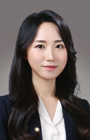 Lawyer Kim Jin-joo of Kim & Hyun