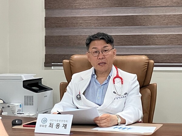 According to a survey conducted by the Korean Children's Hospital Association from July 3-5 on nationwide children's hospitals, eight of 10 can provide pediatric emergency care. Choi Yong-jae, vice chairman of the association, stressed that children's hospitals should become a pillar of the pediatric emergency medical system, provided they get governmental support.