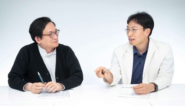 Professors Lee Dong-gun (left) and Kim Sung-young discuss the latest treatment trends of fungal infections in people with hematological malignancies during a recent interview with Korea Biomedical Review.