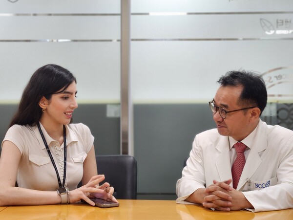 Niusha Shariloo (left), a recent graduate from the National Cancer Center Graduate School of Cancer Science and Policy (NCC-GCSP), speaks to NCC-GCSP Dean and Professor Myung Seung-kwon about the journey along the program. (Credit: KBR)