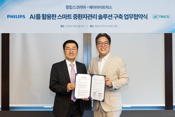 Philips Korea CEO Park Jae-in (left) and Aitrics CEO Kim Kwang-joon showed their MOU to build AI-based smart critical care management at the Philips Korea headquarters last Wednesday. (Credit: Philips Korea)