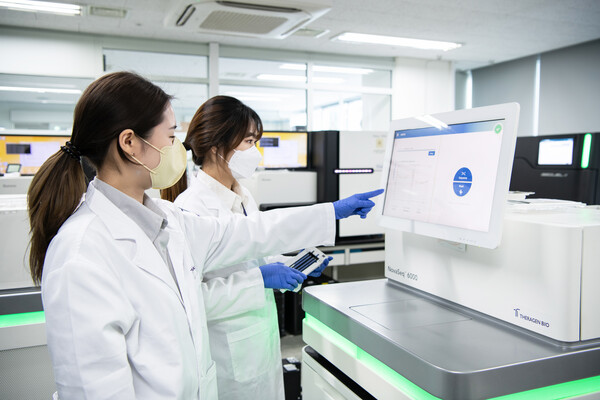 Theragen Bio employees run genetic tests on samples at their lab in Pangyo, Gyeonggi Province. (Credit: Theragen Bio)