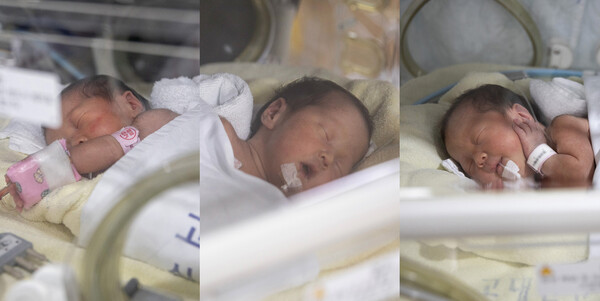 Triplets lie in bed in the neonatal intensive care unit at Korea University Ansan Hospital in Gyeonggi Province.(Courtesy of KUAH)