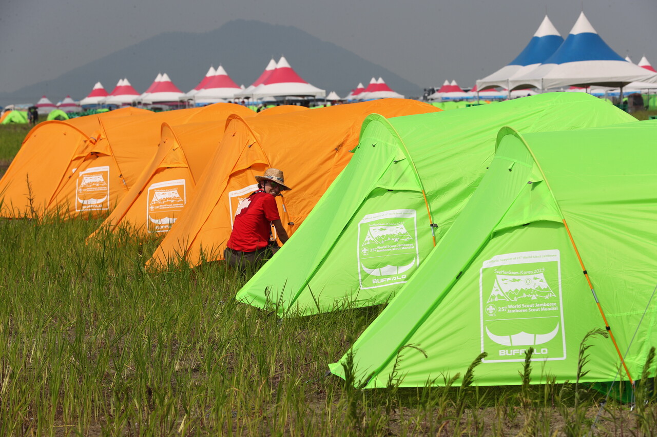 The number of patients with heat-related illnesses is increasing at the 25th World Scout Jamboree in Saemangeum, North Jeolla Province.(Courtesy of the World Scout of the Scout Movement)