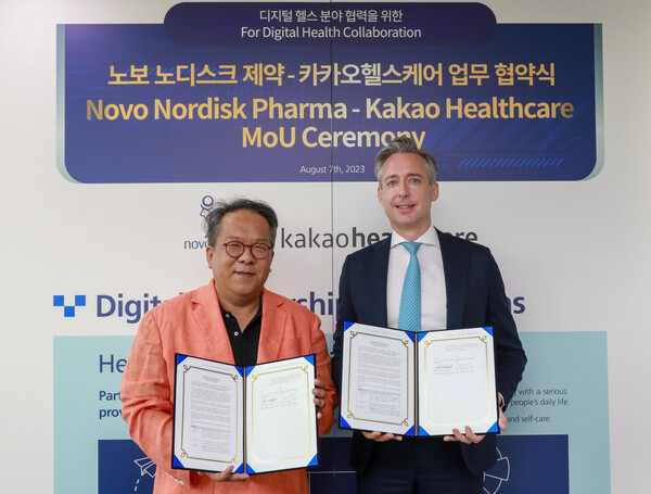 Kakao Healthcare CEO Hwang Hee (left) and Novo Nordisk  Vice President and General Manager Sasha Semienchuk show the signed business agreement. (Credit: Kakao Healthcare)