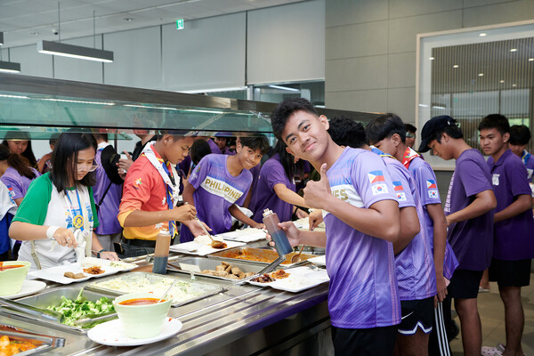 Jamboree scouts from the Philippines enjoying dinner at Daewong Co.’s human resource development training center in Yongin Gyeonggi Province Wednesday. (Credit: Daewoong Co.)