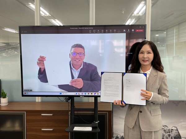 Prestige Biopharma CEO Park So-yeon (right) and Imagion Biosystems CEO Isaac Bright hold the signed MOU on the development of an early pancreatic cancer diagnosis platform.  (Credit: Prestige Biopharma)