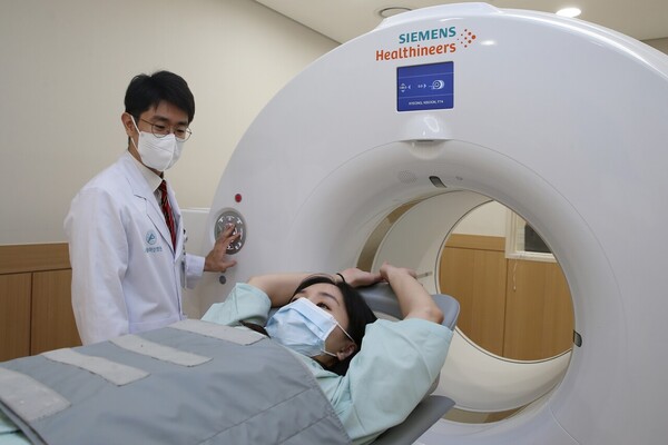 Professor Han Sang-won of the Nuclear Medicine Department at Asan Medical Center performs an 18F-FES PET scan on a suspected breast cancer metastasis patient. (Courtesy of AMC)