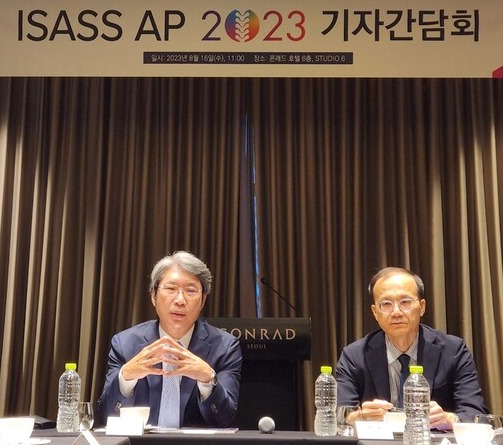 ISASS AP 2023 President and Professor of Orthopaedic Surgery at Hallym University  (left) and Professor Park Yung of the National Health Insurance Service Ilsan University explain the details of this year’s conference at Conrad Hotel in Yeouido, Seoul, on Wednesday.  (Credit: KBR)