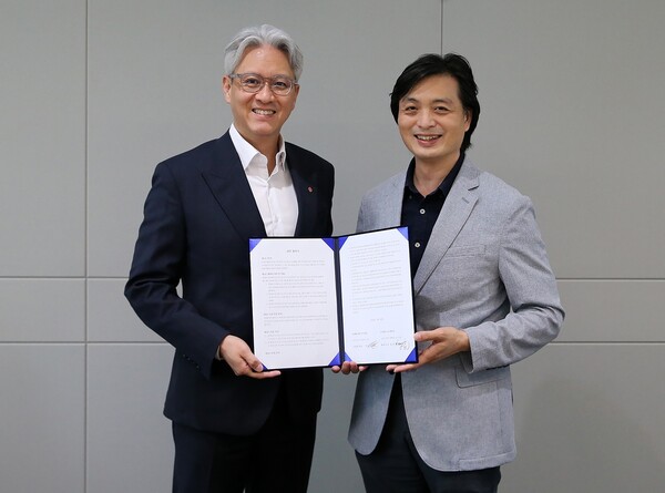 Lotte Healthcare Executive General Manager Woo Woong-jo (left) and iMediSync CEO Kang Seung-wan take a commemorative photo after signing the MOU for business cooperation  (Credit: Lotte Healthcare)
