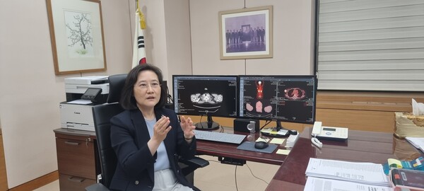 KSMO 2023 Chair Im Seock-Ah explains the 2023 KSMO International Conference, held from Sep. 7-8, during an interview with Korea Biomedical Review, at her office in Seoul National University Cancer Research Institute in Jongno-gu, Seoul, on Wednesday.