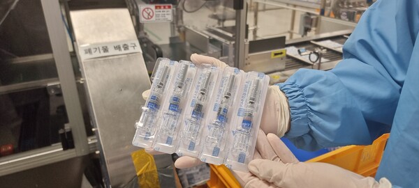 A SK bioscience official holds up the packaged SKY Cellflu Quardrivalent Prefilled Syringe vaccine at the company’s Andong L House in Andong, North Gyeongsang Province, Tuesday. (Credit: Korea Biomedical Review)
