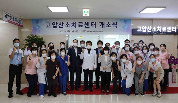 Hallym University Medical Center held the Hyperbaric Oxygen Treatment Center opening ceremony at the hospital on Wednesday. (Courtesy of Hallym University Medical Center)