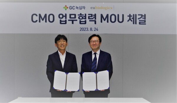 EuBiologics Vice President Min Kyeong-ho (left) and GC Biopharma Head of Global Business Lee Woo-jin signed a business agreement to jointly produce the oral cholera vaccine, Euvichol, at the company's headquarters in Yongin, Gyeonggi-do, on Thursday. (Credit: GC Biopharma)