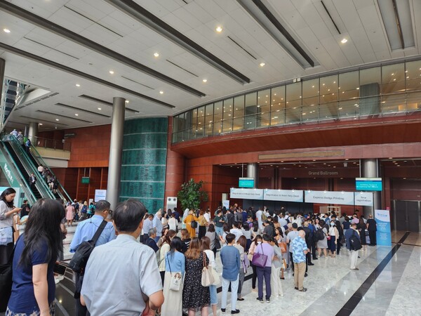 ISQua 2023 participants line up to register for the conference in COEX, Seoul, on Sunday. (Credit: KBR)