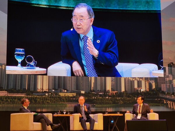 Chairman of Ban Ki-moon Foundation for a Better Future, 8th Secretary-General of UN, Ban Ki-moon (middle) is joined by ISQua 2023 conference co-chairs, ISQua President Jeffrey Braithwaite (left) and KOSqua Editor Lee Sang-Il (right). (Credit: KBR)