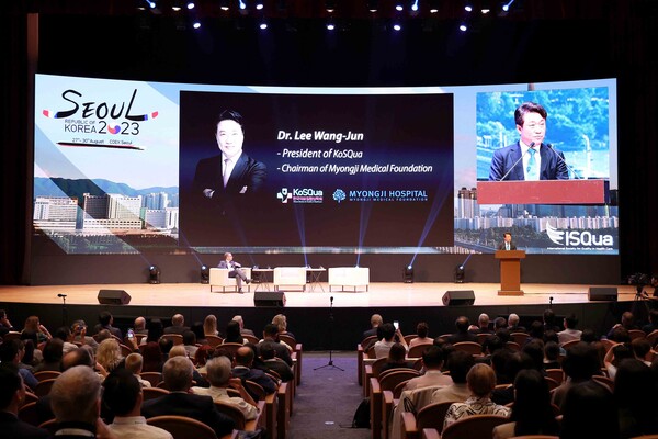 KoSQua President Lee Wang-jun delivers opening remarks at ISQua 2023 conference at Coex Seoul on Monday. (Credit: KoSQua)
