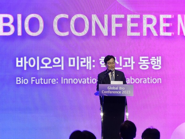 Rep. Shin Dong-kun of the Democratic Party delivers his congratulatory speech at the 2023 Global Bio Conference (GCB 2023) that kicked off at the Intercontinental Parnas Hotel on Wednesday. (Credit: KBR)