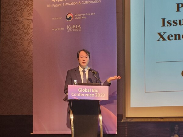 Optipharm CEO Kim Hyun-il explains the present and future of xenotransplantation research. (Credit: KBR) 