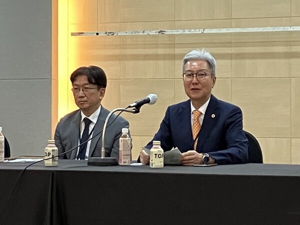 Korea Society for Dialysis Therapy Chairman Kim Seong-nam (right) emphasized the need to toughen staffing standards for hemodialysis units during the society’s 25th symposium at The K Hotel in southern Seoul on Sunday. (KBR photo)