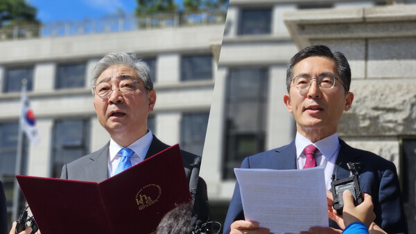 KMA President Lee Pil-soo (right) and KHA President Yoon Dong-sup hold up the petition to review and temporarily halt the enforcement of the law mandating mandatory CCTVs inside operating rooms in front of the constitutional court in Jongno-gu, Seoul, Tuesday.