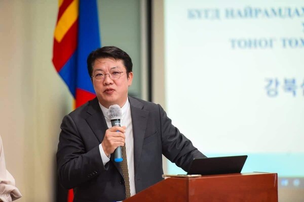 Kangbuk Samsung Hospital General Director Shin Hyun-chul addresses the staff at the National Diagnostic and Treatment Center in Mongolia. (Credit: Kangbuk Samsung Hospital)