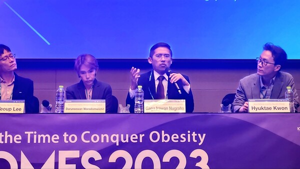 From left, Dr. Lee Sang-yeoup of  Family Medicine at Pusan National University, Dr. Daruneewan Warodomwichit of Ramathibodi Hospital in Thailand, Dr. Gaga Irawan Nugraha of Universitas Padjadjaran in Indonesia, and Dr. Kwon Hyuk-tae of Family Medicine at Seoul National University Hospital discuss the standards and criteria used to define obesity in their respective countries. (Credit: KBR)