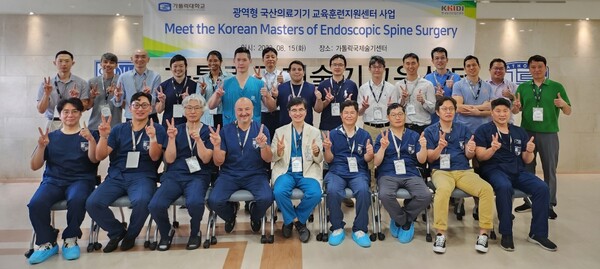 Medical professionals attending the International Endoscopic Surgery Training Course took a commemorative photo. (Courtesy of CG Bio)