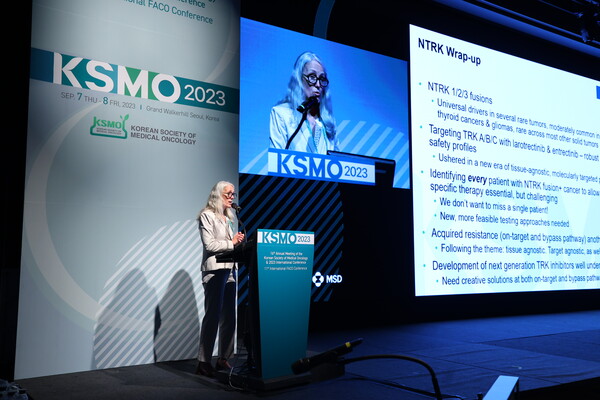 Dr. Lori J. Wirth from Massachusetts General Hospital speaks on during the first ASCO+KSMO joint session in Seoul on Thursday morning. (Courtesy of KSMO)