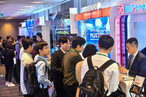 Participants visit pharmaceutical companies' exhibition booths during KSMO 2023 at the Grand Walkerhill Seoul on Thursday. (Courtesy of KSMO)