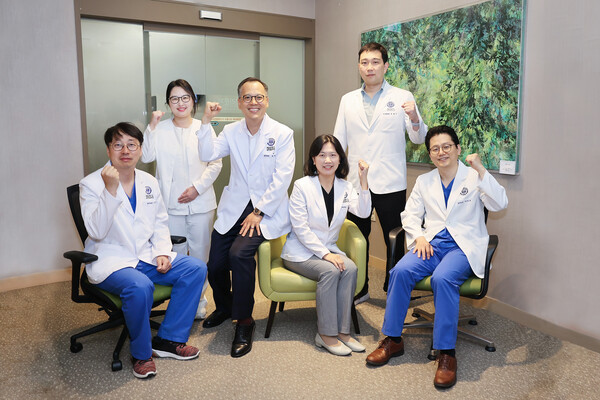 Yonsei Cancer Center's Lung Cancer Center Chief Professor Cho Byoung-chul (third from left) poses with his team at the hospital in Seodaemun-gu, Seoul. (Credit: Severance Hospital)