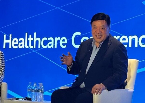 Celltrion Group Chairman Seo Jung-jin talks about the company's goal during a Q&A session with Asia Pacific Healthcare Investment Banking Senior Advisor Laura Howard at the 21st Morgan Stanley Global Healthcare Conference in New York City, U.S., on Monday. (Credit: Celltrion)