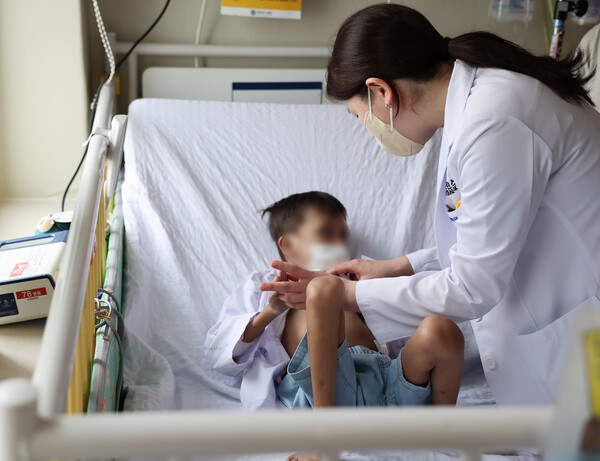 Professor Shin Yu-rim treating Mikhael Josepine Haresananda at the hospital in Seodaemun-gu, Seoul.