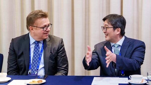 Dr. Pasi A. Jänne of the Dana-Farber Cancer Institute in the U.S. and Professor Lee Se-hoon of the Department of Hematology/Oncology at Samsung Medical Center exchanged views on Tagrisso’s efficacy on the sidelines of the World Conference on Lung Cancer (IASLC 2023 WCLC) in Singapore from Sept. 9-12.