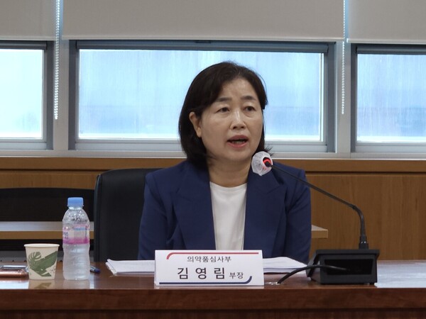 Kim Young-rim, head of the Drug Review Division of the National Institute of Food and Drug Safety (NIFDS), talks with journalists at the Ministry of Food and Drug Safety on Tuesday.