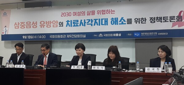 Professor Park Kyong-hwa (third from left) of Hematology and Oncology at Korea University Anam Hospital and Lee Doo-ri (second from right), a representative of the TNBC patients' association Woori Doori Guseul Hana,  and others participate in the policy debate to improve treatment access for patients with TNBC in Seoul on Wednesday. 