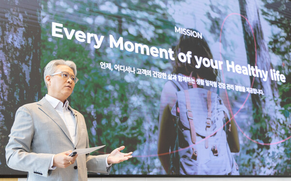 Lotte Healthcare's Executive General Manager Woo Woong-jo introduces the company's personalized healthcare platform, Cazzle, at a press conference held at Lotte World Tower, Seoul on Thursday.  (Credit: Lotte Healthcare)