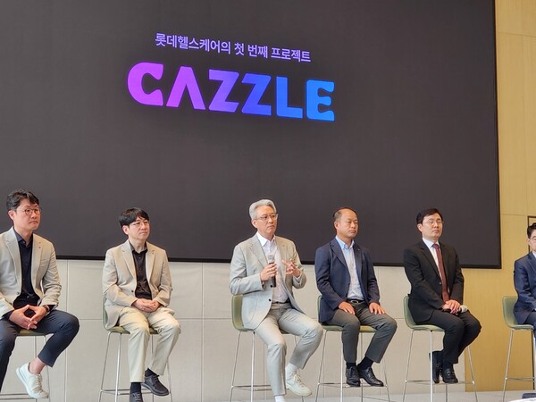 Lotte Healthcare's Executive General Manager Woo Woong-jo  (center) responds to reporter's questions during the media session at Lotte World Tower, Seoul on Thursday. (Credit: KBR)