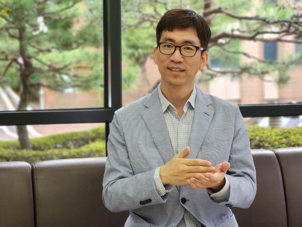 QuadMedicine’s Research Coordinator Kim Chi-yong speaks to Korea Biomedical Review in an interview about the company’s development of microneedle array patches (MAP) on Thursday in Gwanak, Seoul. (Credit: KBR)