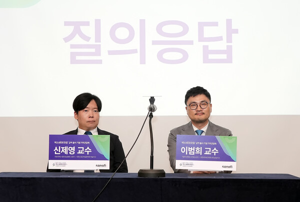 Professors Shin Jae-Young (left) from Hallym University Dongtan Sacred Heart Hospital and Lee Beom-Hee from Asan Medical Center answer reporters question during a press conference celebrating the launch and reimbursement of Nexviazyme at the Grand InterContinental Seoul Parnas on Monday.