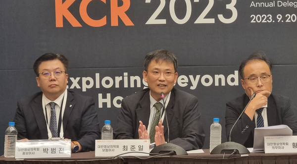 KSR's Health Insurance Committee Chair Professor Choi Jun-il (center) explains the society's stance toward reimbursing digital and AI medical devices during a press conference at COEX, Seoul, on Wednesday.