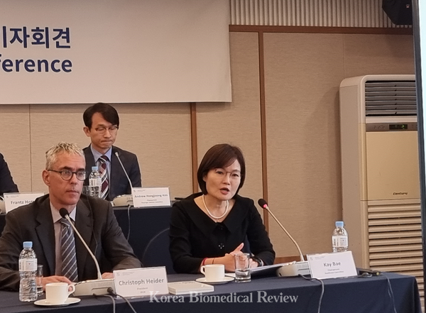 Bae Kyung-eun (right), Chairperson of ECCK's Healthcare Committee and country lead of Sanofi, explains the proposals of ECCK's healthcare committee during a press conference at Korea Press Center in Seoul on Thursday.