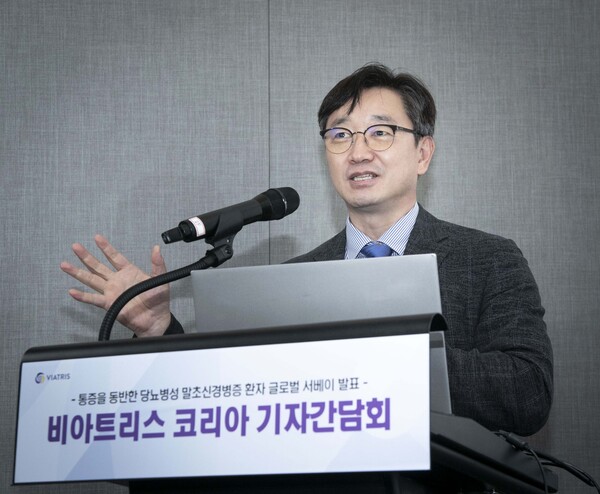 Chief Kim Jong-hwa at Bucheon Sejong Hospital explains the hardship diabetic peripheral neuropathy patients face on a daily basis during a press conference at Four Points Seoul Gangnam, Seoul, Thursday.
