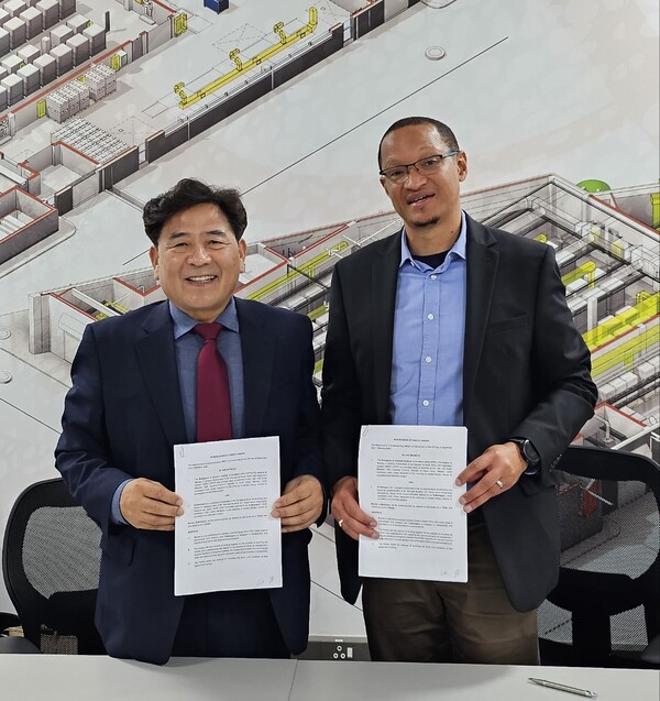 EuBiologics CEO Baik Yeong-ok (left) and  Biovac CEO Morena Makhoana show the signed MOU to transfer technology for the local production of its meningococcal pentavalent vaccine. (Credit: EuBiologics)