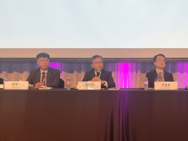 KSHF Chairman Kang Seok-min (center) explains the problems Korea faces in combating heart failure during a press conference at the Grand InterContinental Seoul Parnas on Friday.