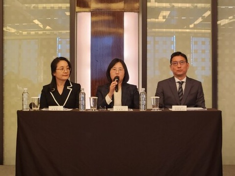 From left, Moderna Korea General Manager Sohn Ji-young, Professor Noh Ji-yun of Korea of Infectious Diseases at Korea University Guro Hospital and Moderna Korea Country Medical Director Kim Hee-soo respond to questions from reporters. (Credit: KBR)
