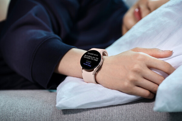 A demonstration of the Galaxy Watch informing users about sleep apnea symptoms is shown. (Credit: Samsung Electronics)