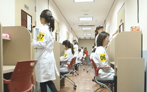Students taking the skill test during the Korea Medical Licensing Exam (KMLE). (Courtesy of the Korea Healthcare Personnel Licensing Examination Institute)