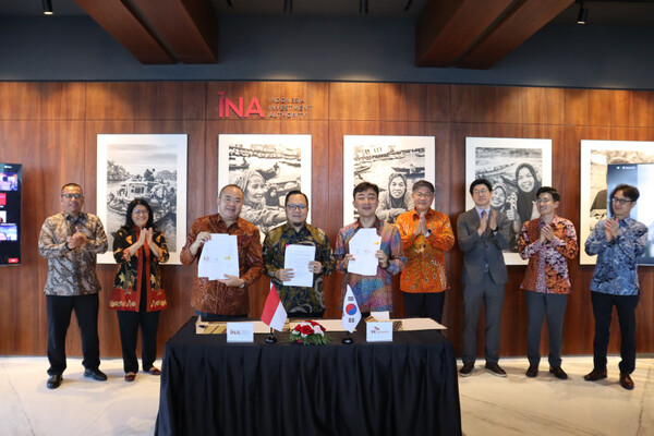 Indonesia Investment Authority and SK plasma officials hold up the term sheet agreement at INA headquarters in Jakarta,  Indonesia, on Monday. They are from left INA CFO Eddy Porwanto, INA CIO Stefanus Ade Hadiwidjaja, and SK plasma CEO Kim Seung-ju.